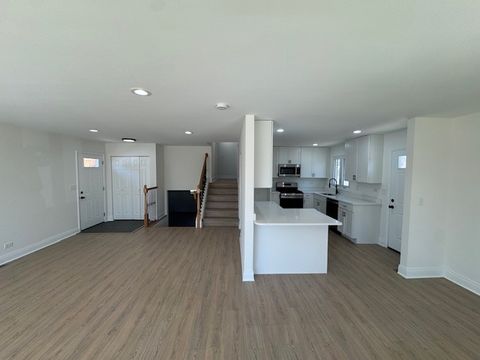 Tiny photo for 870 E Thacker Street, Des Plaines, IL 60016 (MLS # 12599486)