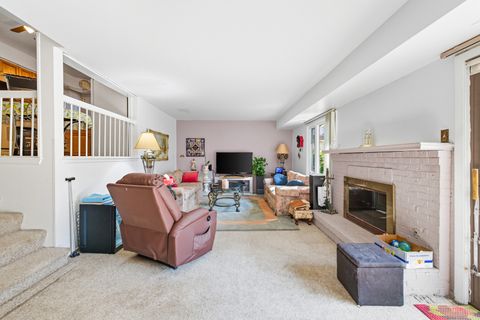 Tiny photo for 123 Honeysuckle Court, Rolling Meadows, IL 60008 (MLS # 12474478)