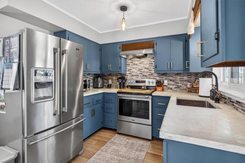 Tiny photo for 920 5th Avenue N, Clinton, IA 52732 (MLS # 100000683)