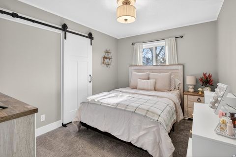 Tiny photo for 920 5th Avenue N, Clinton, IA 52732 (MLS # 100000683)