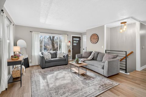 Tiny photo for 920 5th Avenue N, Clinton, IA 52732 (MLS # 100000683)