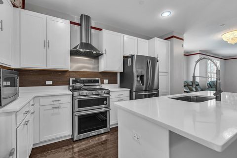 Tiny photo for 843 Lexington Circle E, Des Plaines, IL 60016 (MLS # 12528914)