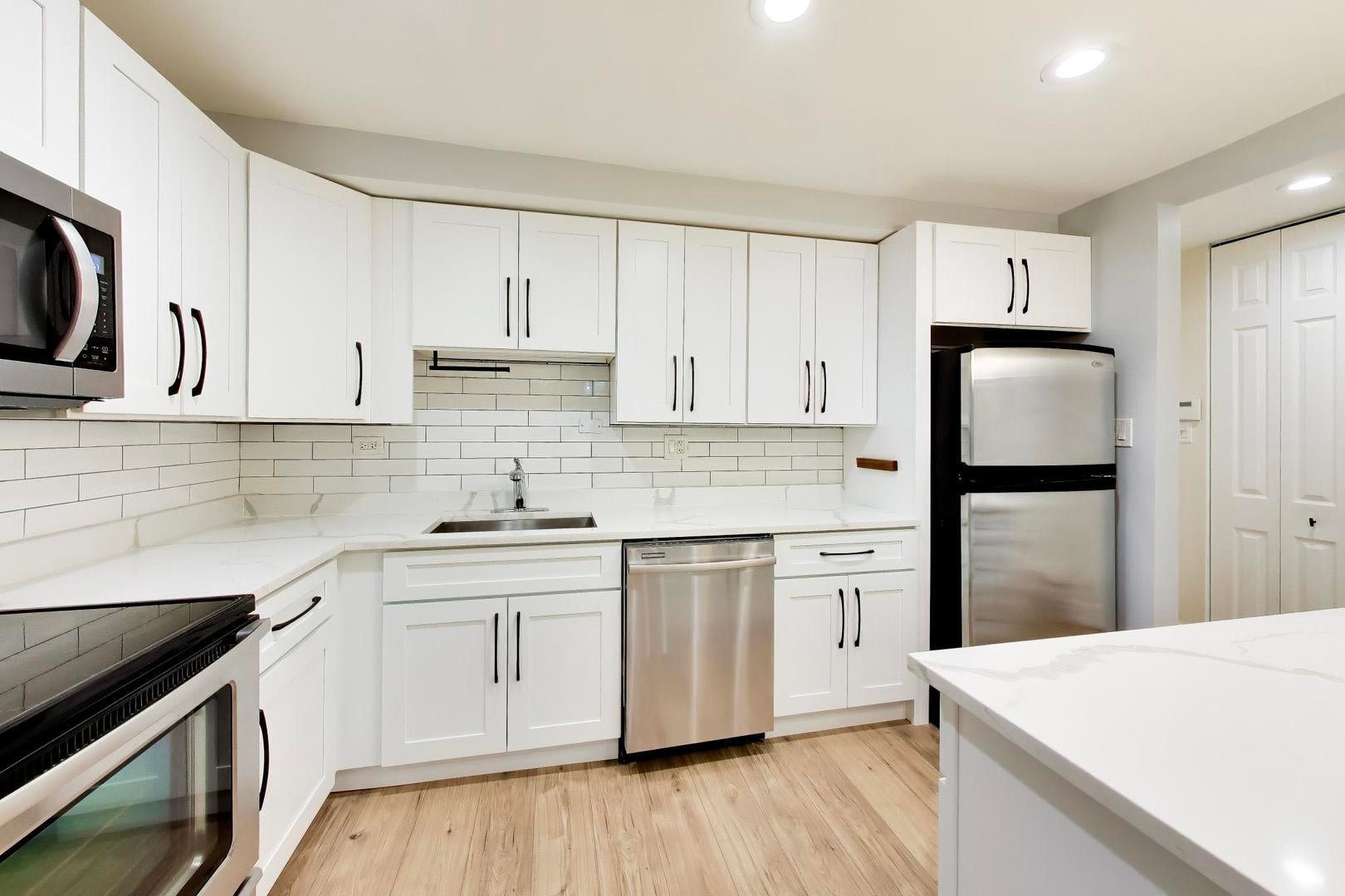 4334 N CLARENDON Avenue 102