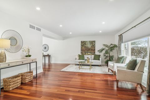 Tiny photo for 2528 N Walnut Avenue, Arlington Heights, IL 60004 (MLS # 12499431)