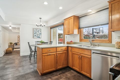 Tiny photo for 2528 N Walnut Avenue, Arlington Heights, IL 60004 (MLS # 12499431)