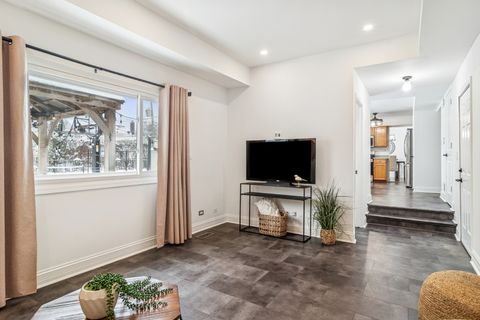 Tiny photo for 2528 N Walnut Avenue, Arlington Heights, IL 60004 (MLS # 12499431)