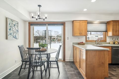 Tiny photo for 2528 N Walnut Avenue, Arlington Heights, IL 60004 (MLS # 12499431)