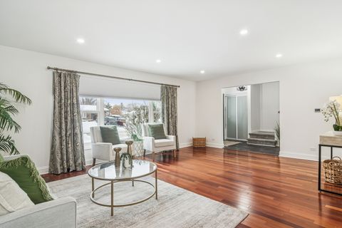 Tiny photo for 2528 N Walnut Avenue, Arlington Heights, IL 60004 (MLS # 12499431)