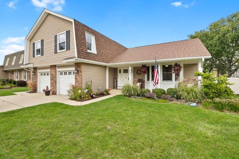 Photo of 482 Franklin Lane, Elk Grove Village, IL 60007 (MLS # 12767763)