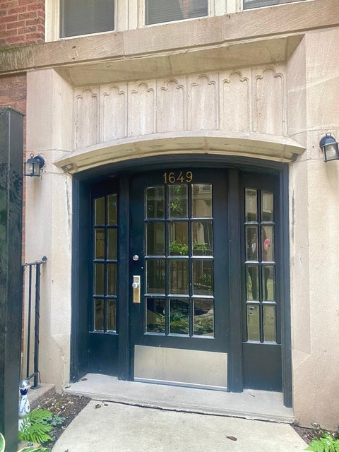 Photo of 1649 W Pratt Boulevard #B-1, Chicago, IL 60626 (MLS # 12677723)