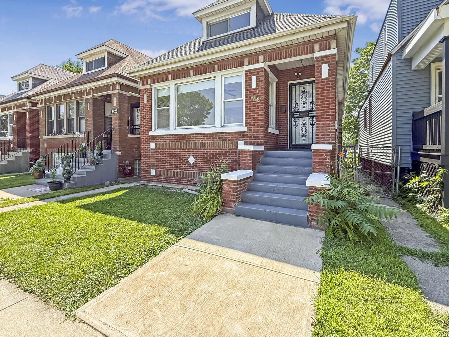 7426 S OAKLEY Avenue