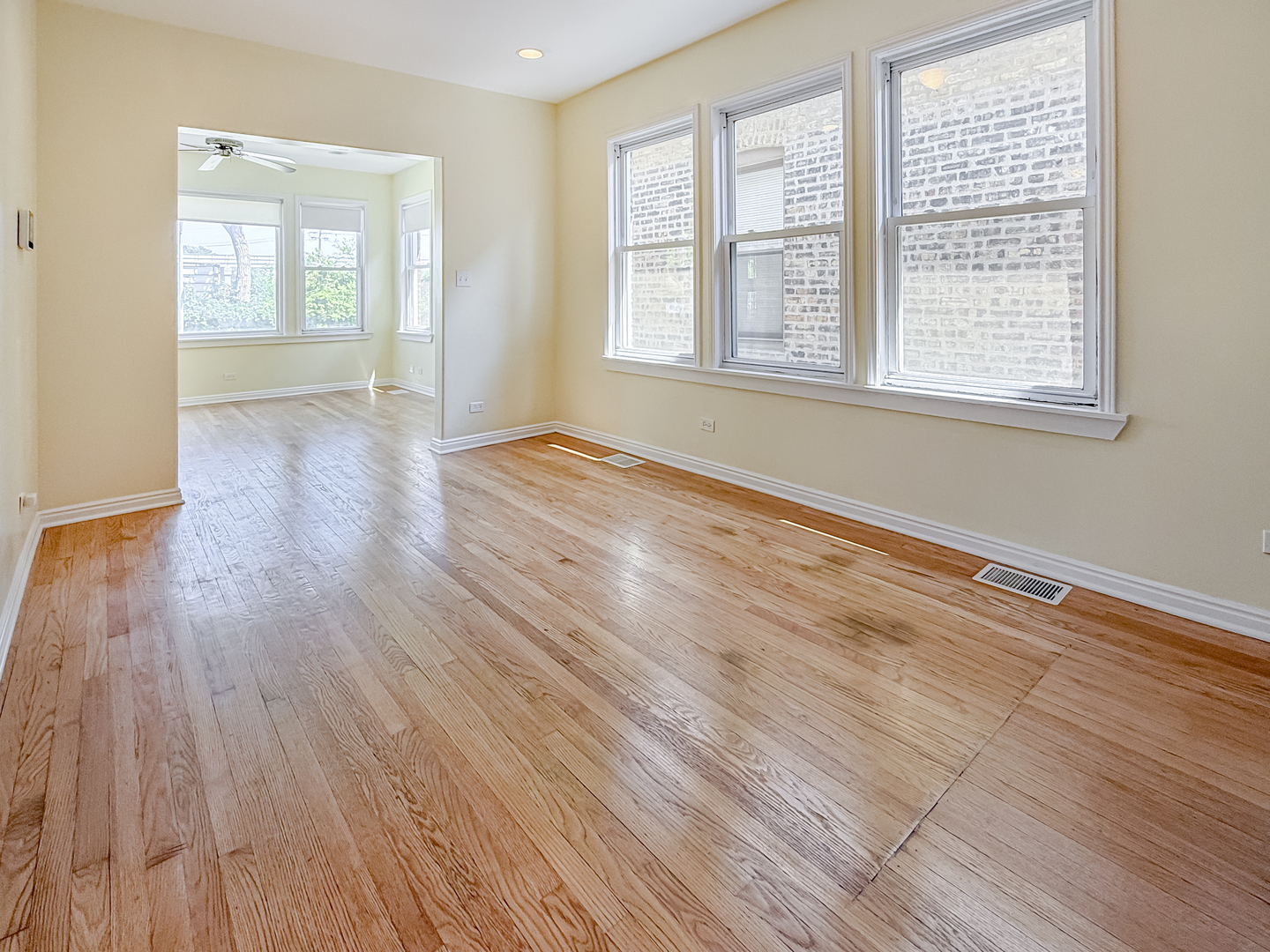 7426 S OAKLEY Avenue