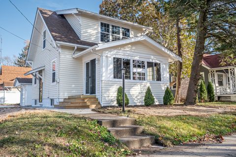 Photo of 504 S Kreitzer Avenue, Bloomington, IL 61701 (MLS # 12517741)