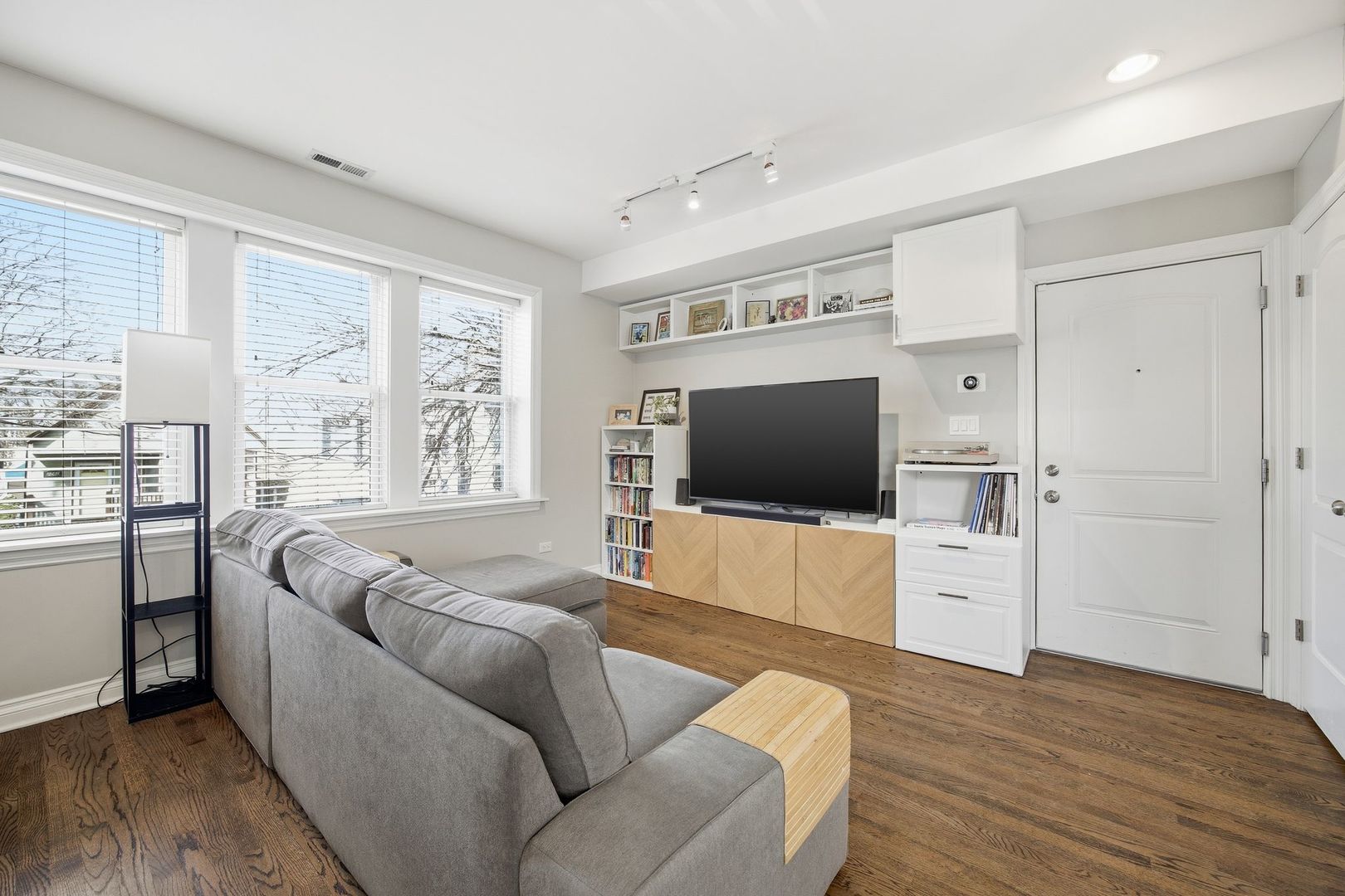 2243 W Ainslie Street 2W