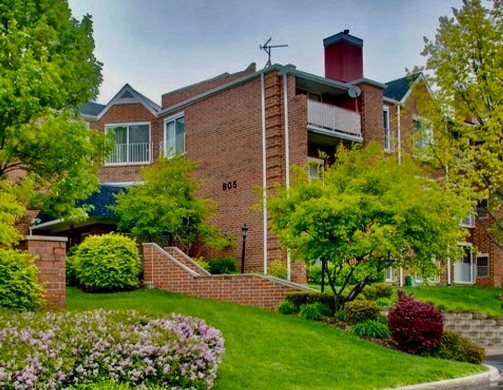 Photo for 805 Leicester Road #320, Elk Grove Village, IL 60007 (MLS # 12501398)