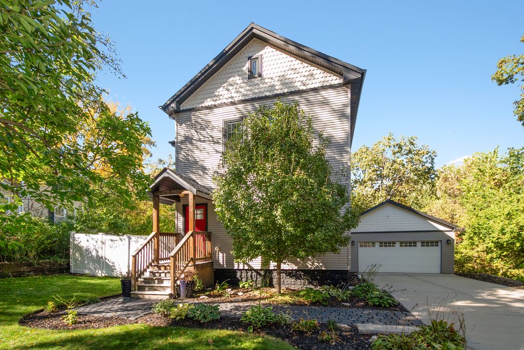 Photo for 1112 Vinewood Avenue, Willow Springs, IL 60480 (MLS # 12463426)