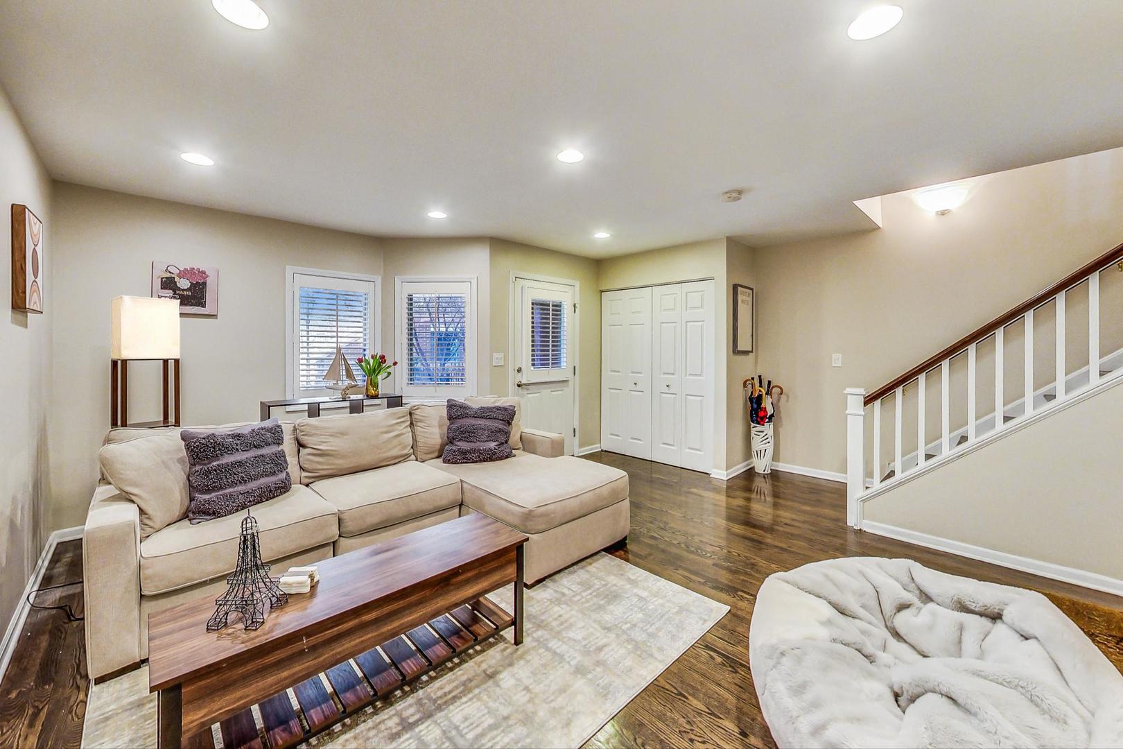 1351 W ALTGELD Street 4D