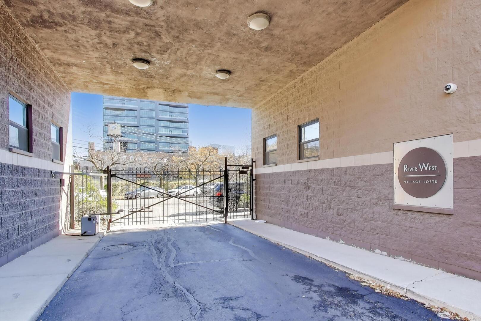 400 N RACINE Avenue 204