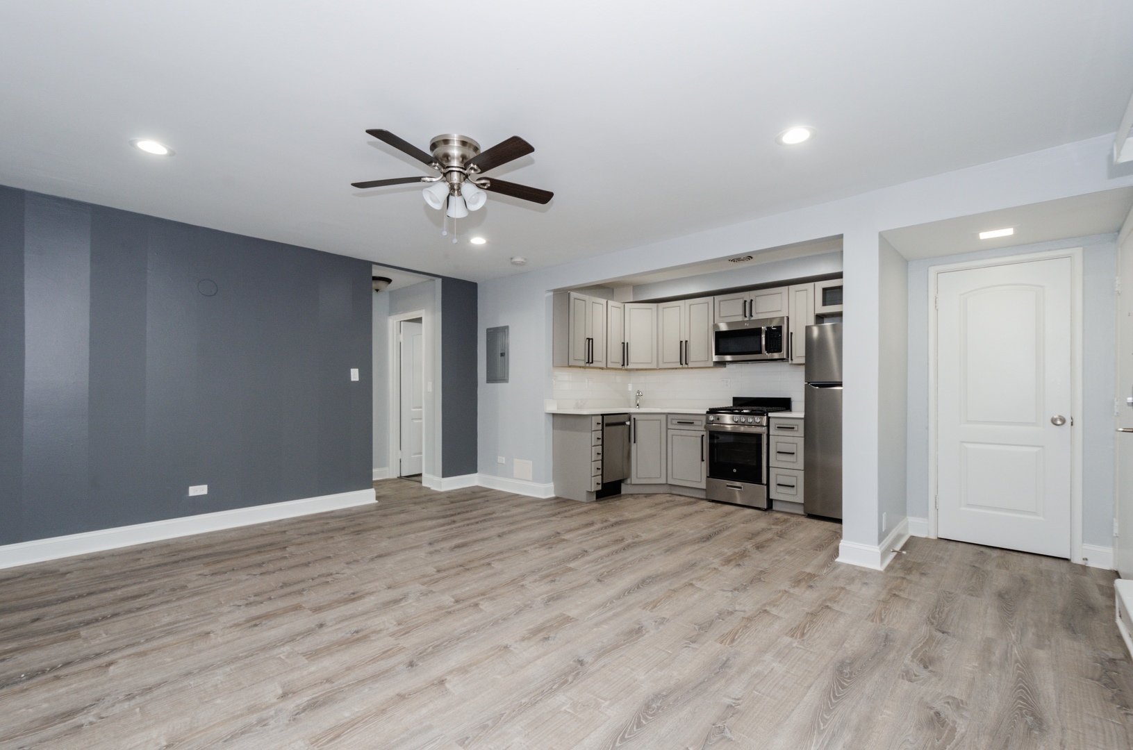 7606 N Eastlake Terrace 3B