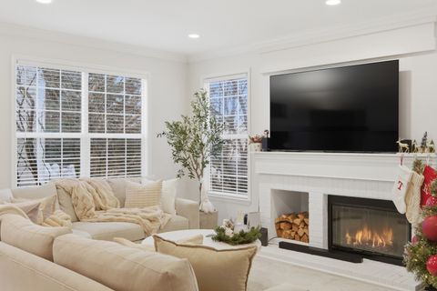 Tiny photo for 829 Linden Circle, Hoffman Estates, IL 60169 (MLS # 12590088)