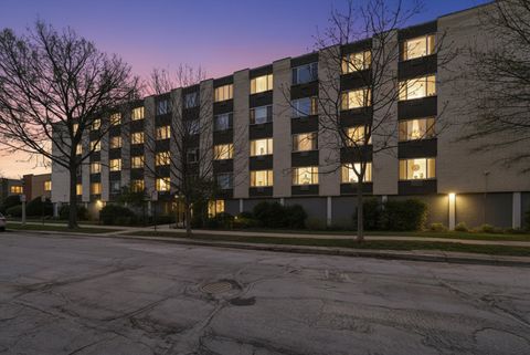 Tiny photo for 201 S Maple Avenue #103, Oak Park, IL 60302 (MLS # 12624148)