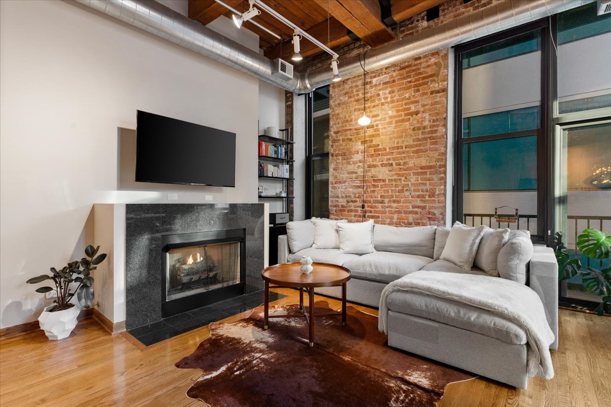 300 W Grand Avenue 302