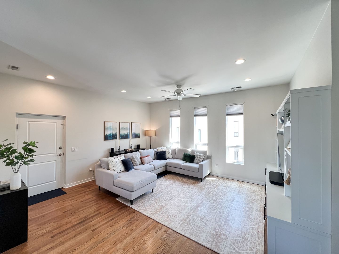 2065 N Kedzie Avenue 323