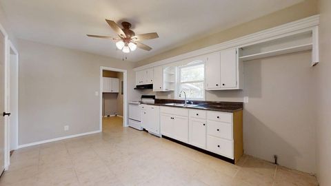 Tiny photo for 3112 Oak Avenue, Mattoon, IL 61938 (MLS # 12505602)