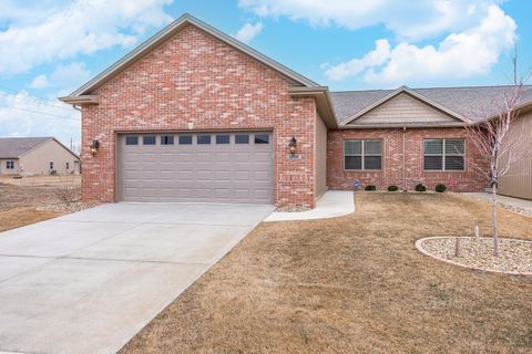 Photo of 1906 Dunraven Road, Bloomington, IL 61704 (MLS # 12577436)