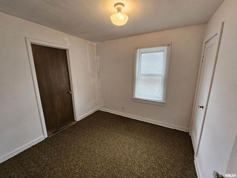 Tiny photo for 2712 LOGAN Street, Mt Vernon, IL 62864 (MLS # EB460445)