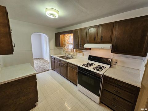 Tiny photo for 2712 LOGAN Street, Mt Vernon, IL 62864 (MLS # EB460445)