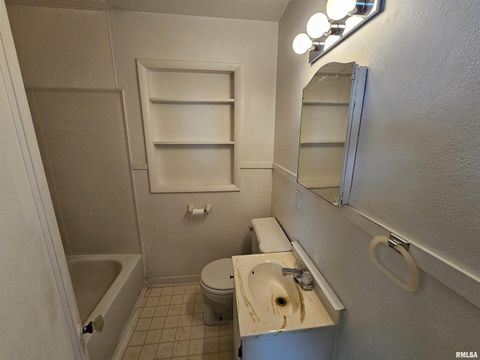 Tiny photo for 2712 LOGAN Street, Mt Vernon, IL 62864 (MLS # EB460445)