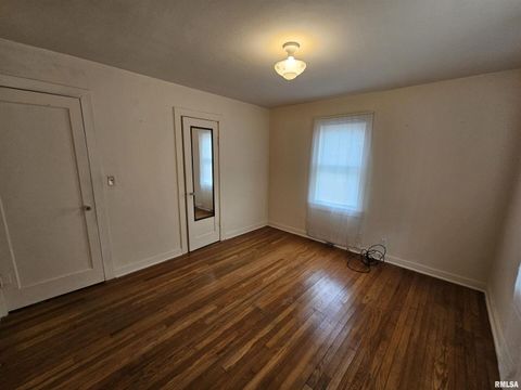 Tiny photo for 2712 LOGAN Street, Mt Vernon, IL 62864 (MLS # EB460445)