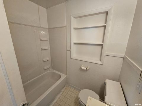 Tiny photo for 2712 LOGAN Street, Mt Vernon, IL 62864 (MLS # EB460445)