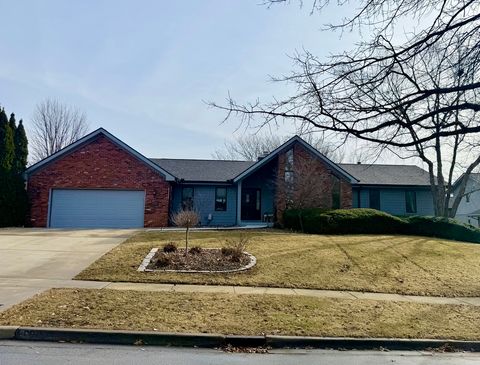 Photo of 1903 Oakwood Avenue, Bloomington, IL 61704 (MLS # 12569386)