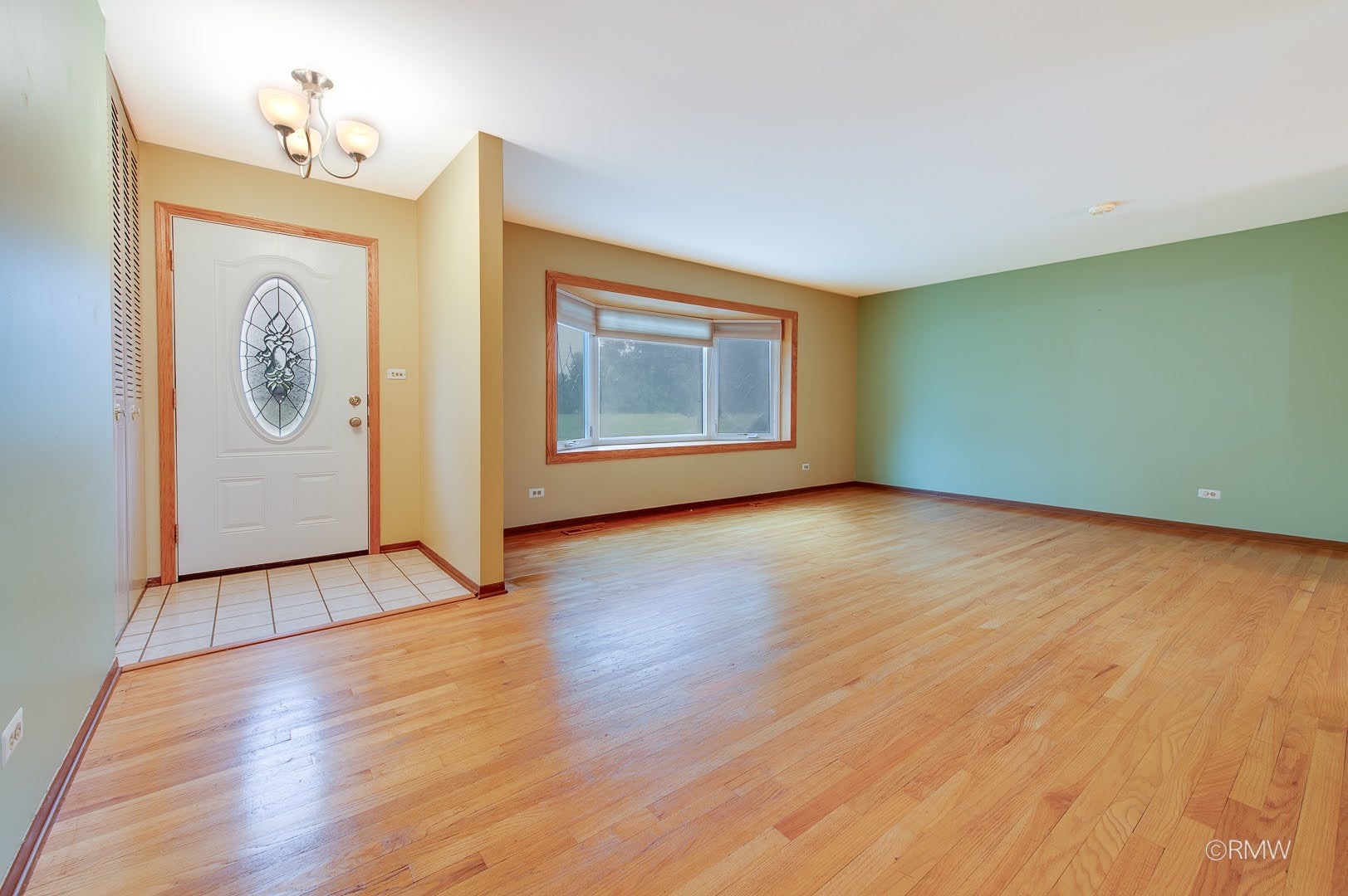 607 W Montrose Avenue