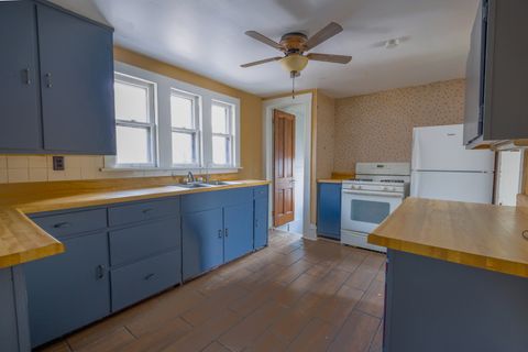 Tiny photo for 709 Pennsylvania Avenue, Mendota, IL 61342 (MLS # 12556291)