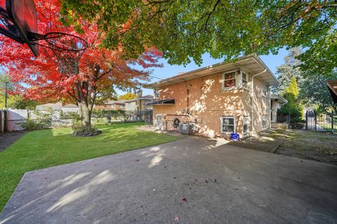 Tiny photo for 3801 W Sherwin Avenue, Lincolnwood, IL 60712 (MLS # 12509022)