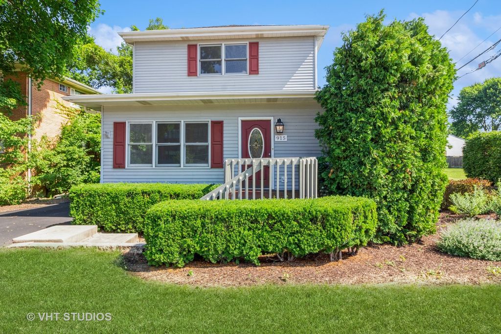 Photo for 915 E Chicago Avenue, Naperville, IL 60540 (MLS # 12505078)