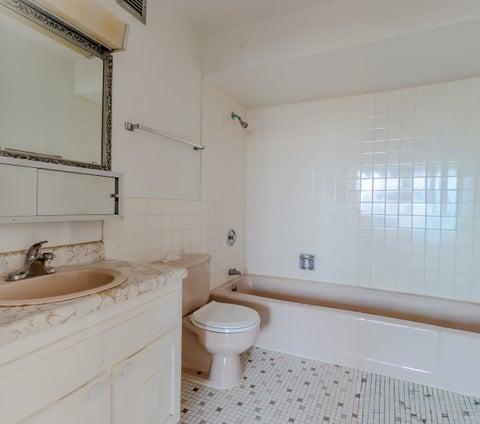 Tiny photo for 20 N Tower Road #8G, Oak Brook, IL 60523 (MLS # 12757162)