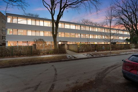 Photo of 300 N Maple Avenue, Oak Park, IL 60302 (MLS # 12570157)