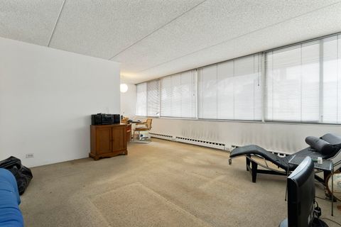 Tiny photo for 300 N Maple Avenue, Oak Park, IL 60302 (MLS # 12570157)