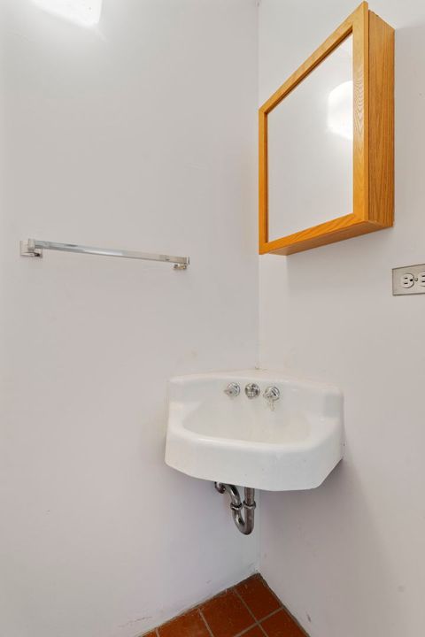 Tiny photo for 300 N Maple Avenue, Oak Park, IL 60302 (MLS # 12570157)