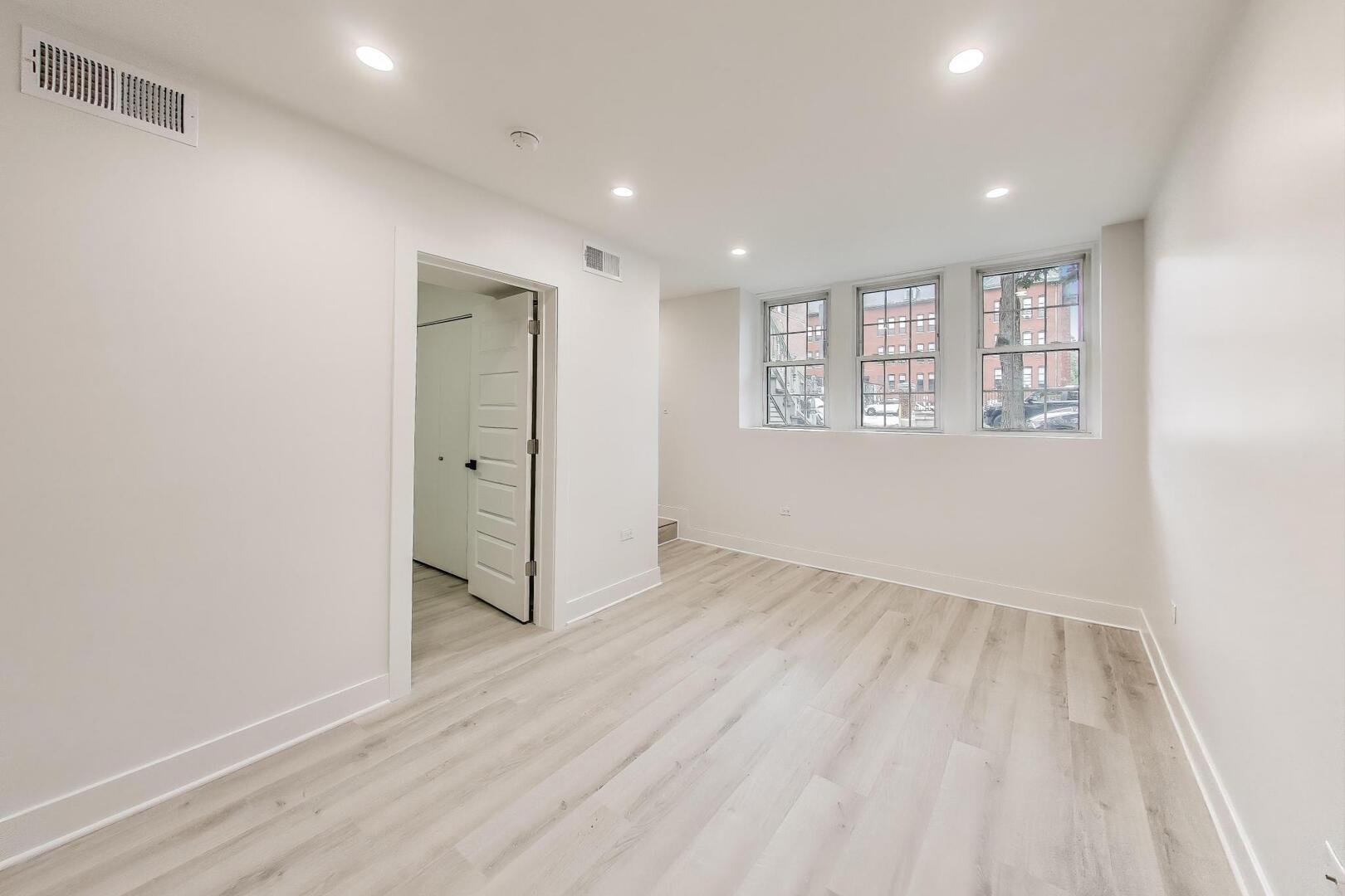 1437 W Oakdale Avenue G