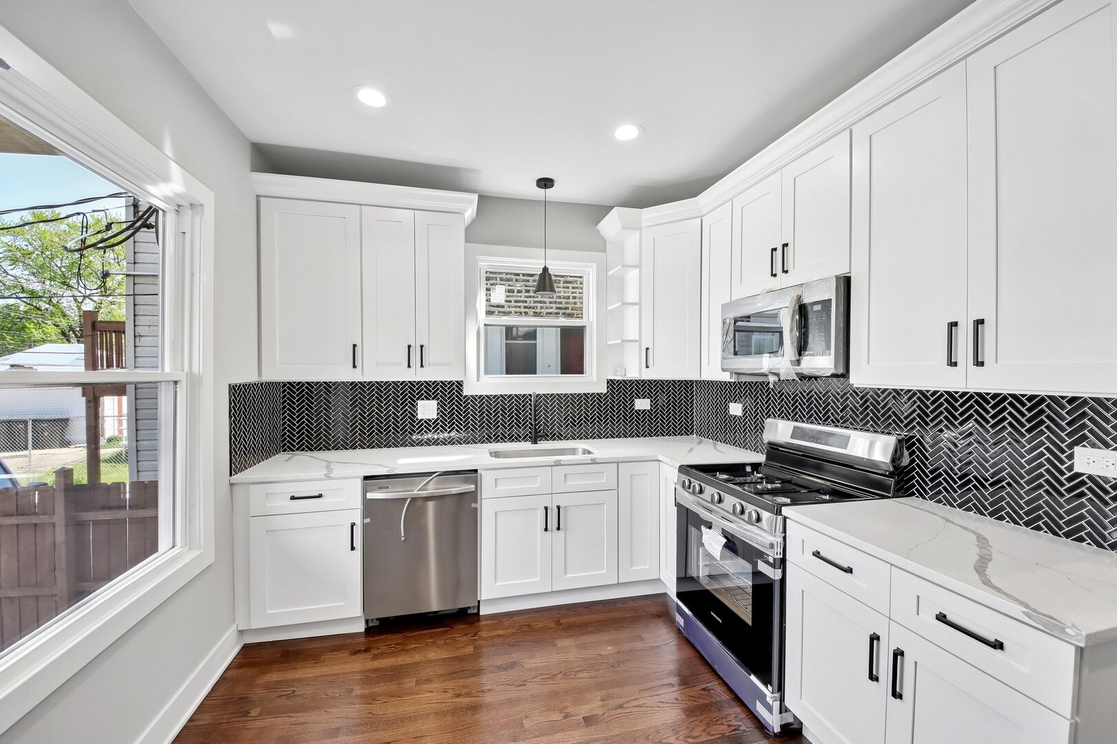 853 N Laramie Avenue