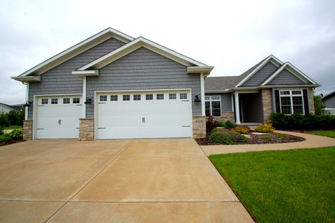 Photo of 5525 WILLMEYER Drive, Bettendorf, IA 52722 (MLS # 12653891)