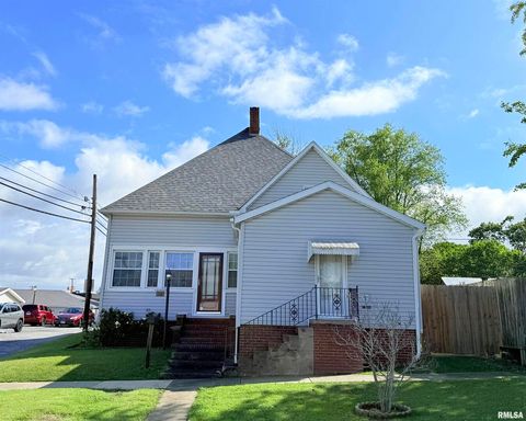 Photo of 18 S MILL Street, Harrisburg, IL 62946 (MLS # EB460050)