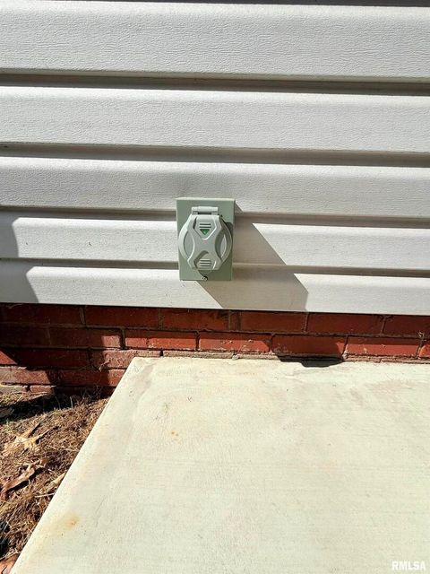 Tiny photo for 18 S MILL Street, Harrisburg, IL 62946 (MLS # EB460050)