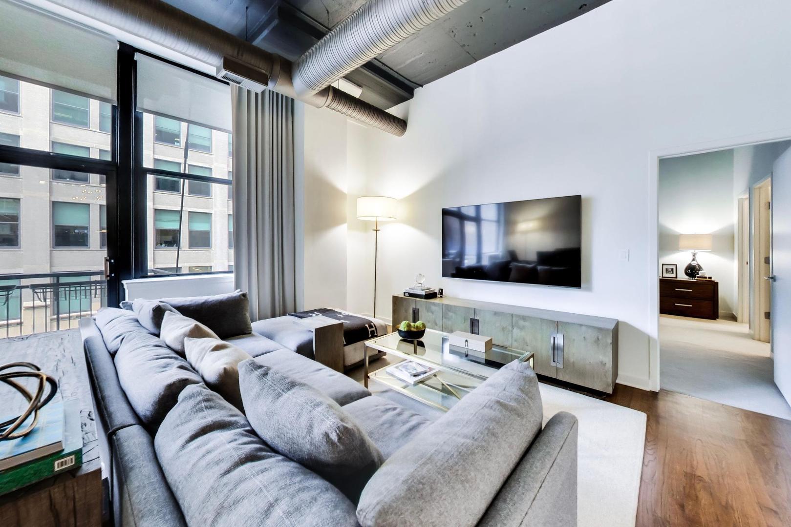 547 S Clark Street 401