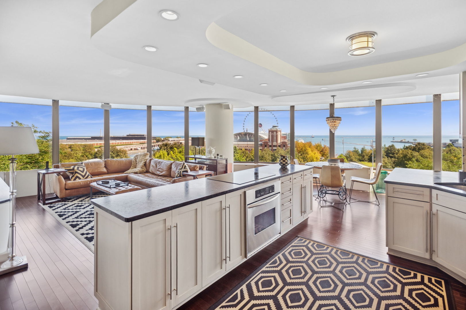 Chicago, Illinois 60611, United States, 2 Bedrooms Bedrooms, ,2 BathroomsBathrooms,Residential,Active,204032